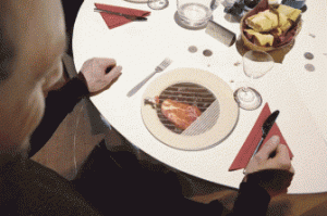 新玩法不断侵入餐饮业，餐桌裸眼3D是个好生意？