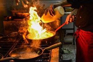 厨师正在炒菜，餐厅却着火了！你还敢偷懒不清洗烟道？