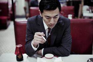 在飯館 該不該阻止他人吸煙？
