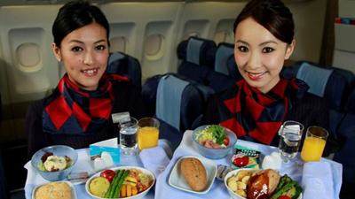 多航空公司取消免费餐饮 以后坐飞机真要带泡面了？
