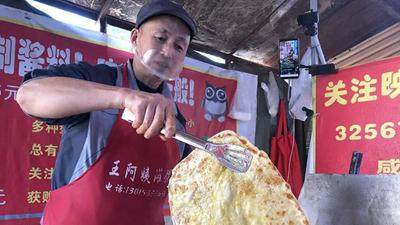 每天工作8个小时，卖200多个灌饼，月入4万还买了两套房！