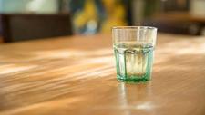 沈阳一餐厅服务员将消毒水当饮用水端上桌，顾客喝下被灼伤索赔15万
