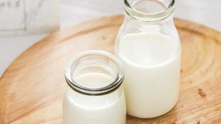 �W�t奶吧食品是一面玻璃门安全存疑 “放心奶”系三�o�a『品？