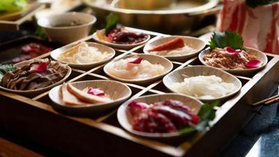 火锅食材超市“内卷”：开始卖生鲜、茶饮、预制菜……