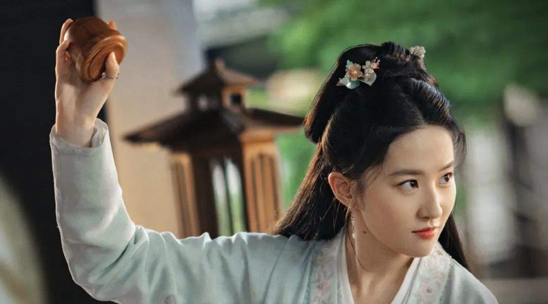 喜茶、奈雪卷了一年，它笑到最后？