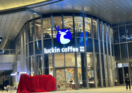 一年开超13家主题大店，瑞幸不想只做快取生意