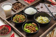 《湘菜發(fā)展報告2025》發(fā)布：超千億規(guī)模！高性價比、土菜、市井湘菜持續(xù)出圈