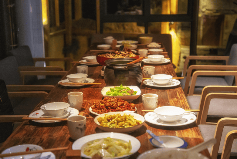 中国“吃货”改变全球美食行业，美团陶雪璇：出境游客去年在大众点评上问了1亿次“吃点啥”