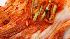知名韩国泡菜企业用腐烂白菜作泡菜，食品保管箱上挂虫卵！