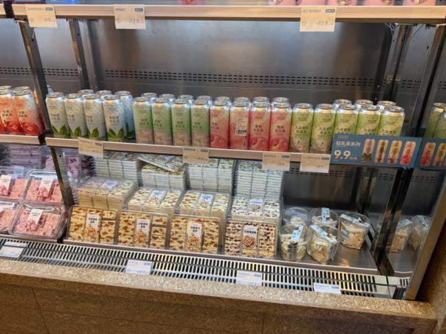 探访柠檬向右新鲜零食首店：现烤、短保、9.9元遍地