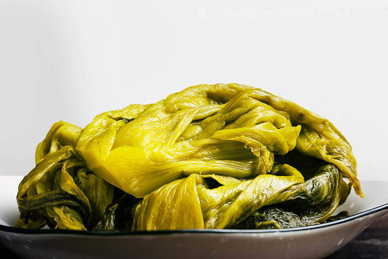 四川一地再现土坑酸菜：工人用脚踩 网友：还是熟悉的配方