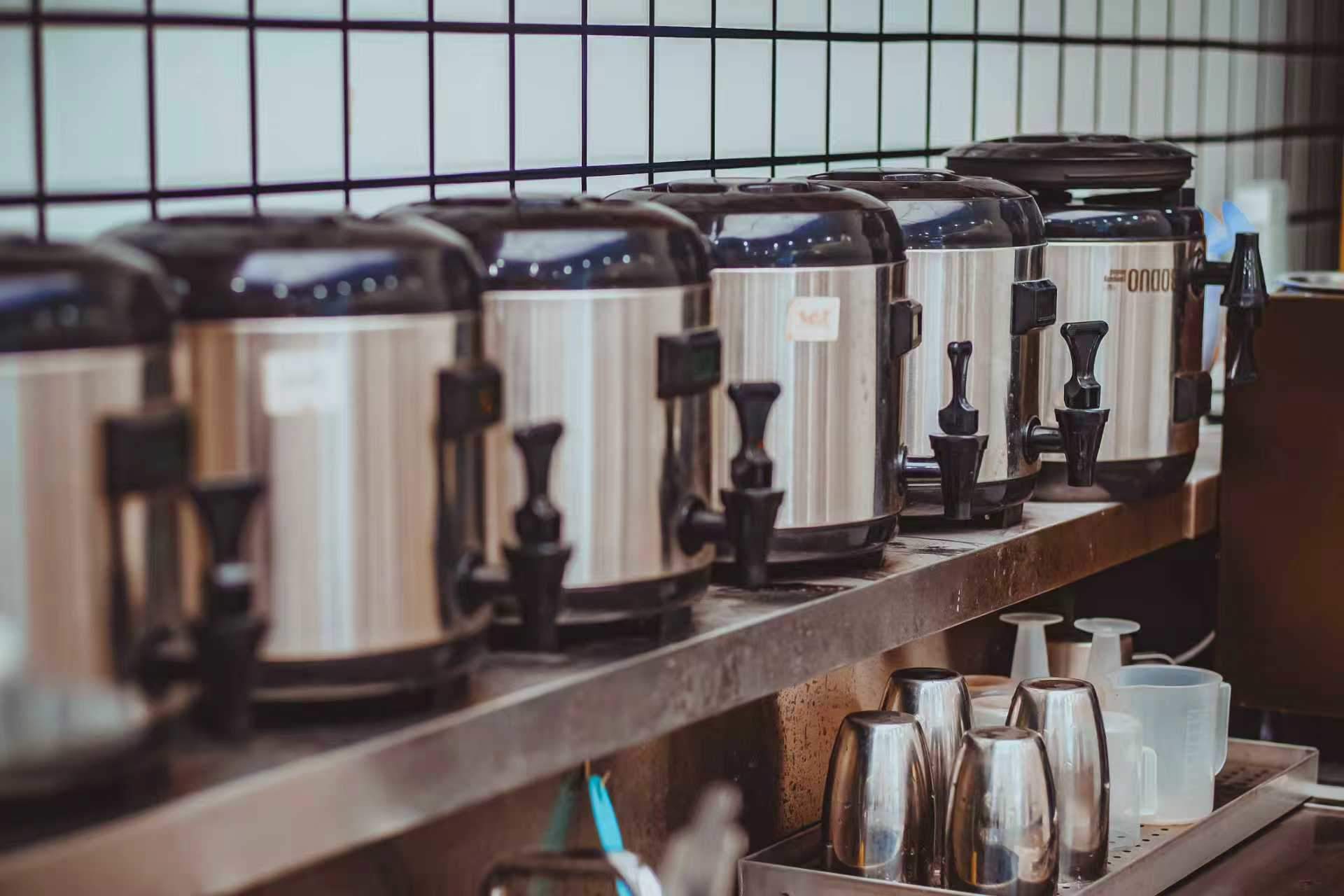 瑞幸成首家进驻北京地铁的咖啡品牌，奈雪美国二店开业