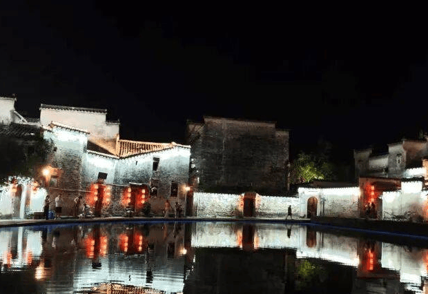 国庆黄金周消费数据出炉：​谁在增长，​谁在承压？