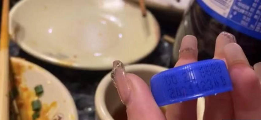 一女子喝到过期可乐反被质疑职业打假？网红火锅店回应：将介入了解情况