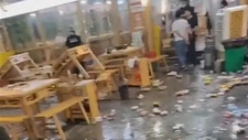 重慶一火鍋店被砸，店家：他們喝出蟲，要求1人賠1000元