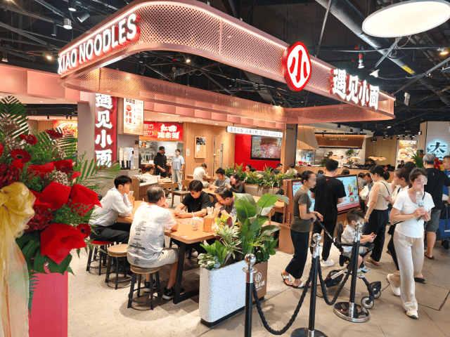 遇見小面新加坡首店正式開業(yè)；海底撈新業(yè)態(tài)“煎餅巴士”全國首店落地西安