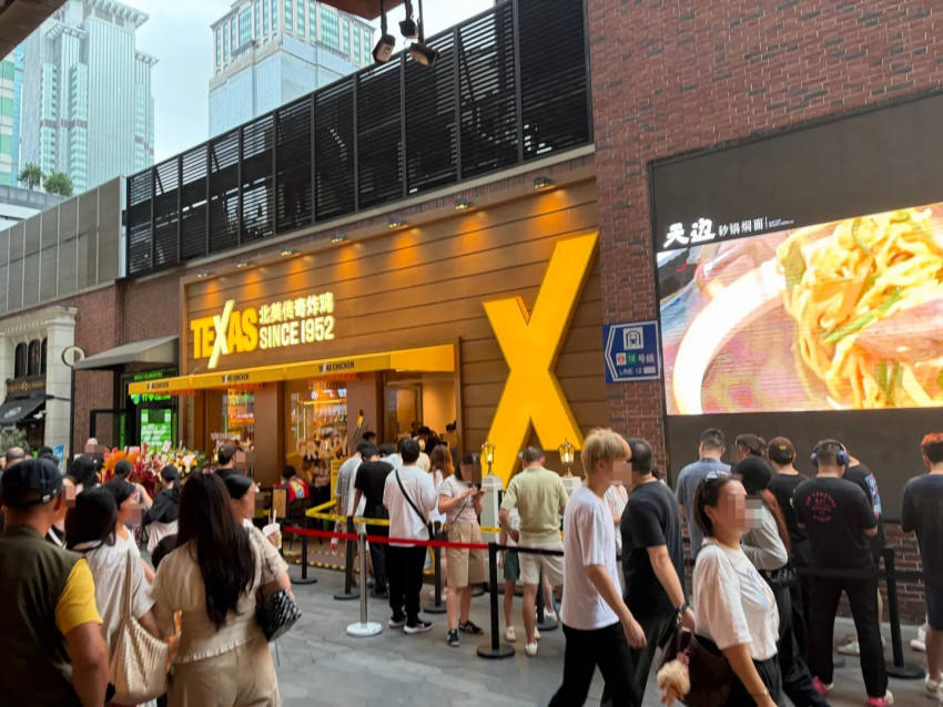 排队超1小时！美国炸鸡巨头Texas Chicken在上海开出中国首店