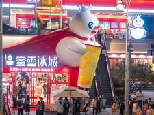 蜜雪冰城、茶颜悦色、瑞幸争相造 “打卡地标”