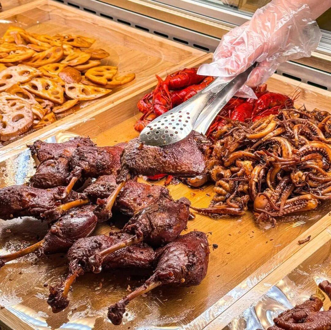 这届年轻人，开始流行吃卤味过大年