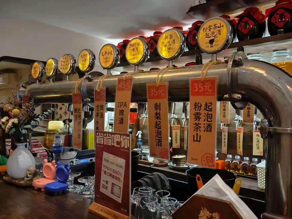 白酒巨頭、餐飲品牌都在跟的打酒鋪，是風(fēng)口還是炮灰？
