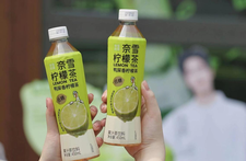 奈雪发力瓶装“低糖柠檬茶” 首次启用品牌代言人