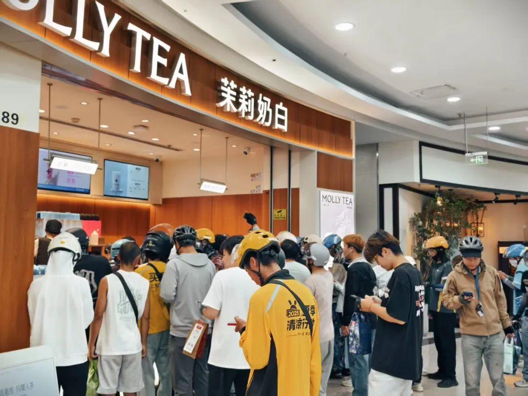 麦当劳中国门店达7227家；茉莉奶白联合施华洛世奇上新
