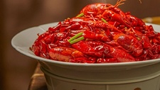 小龙虾刻字、推预制菜， 北京餐饮商家发力外卖寻求增长