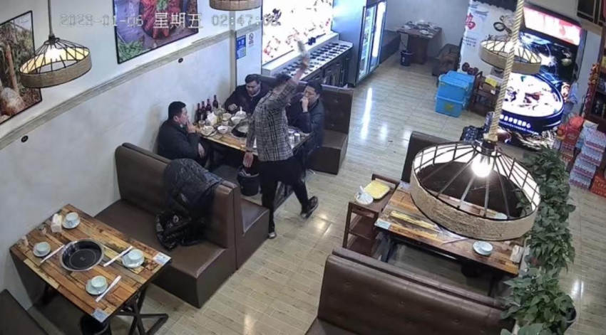 男子凌晨就餐因女孩未及时倒水怒砸啤酒瓶，原来真相是这样