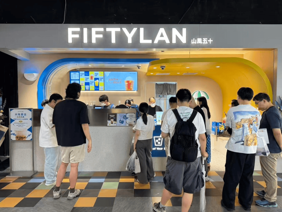 排队4小时“顶流”首店，背后是半个奶茶江湖的恩怨情仇......