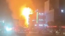 安徽马鞍山一餐饮店突发爆炸：目前明火已扑灭，暂无伤亡
