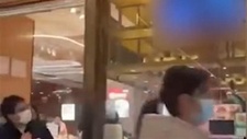 上海一知名連鎖餐廳屏幕現不雅視頻，回應：我們也在等待真相