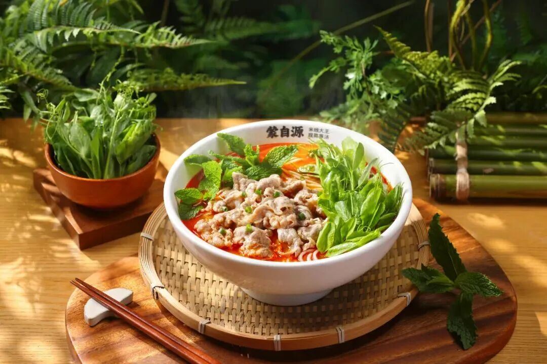 只做一碗米线的蒙自源，活成了别人羡慕的样子