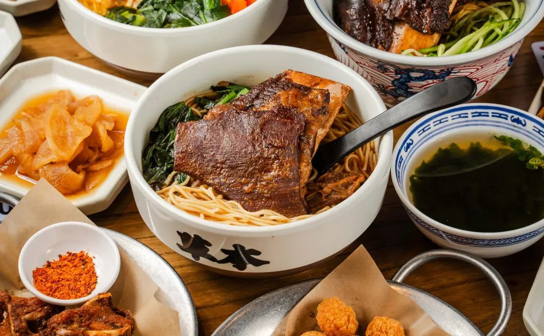50平日收2万！鲜烫牛肉米线成功“擦边”火锅