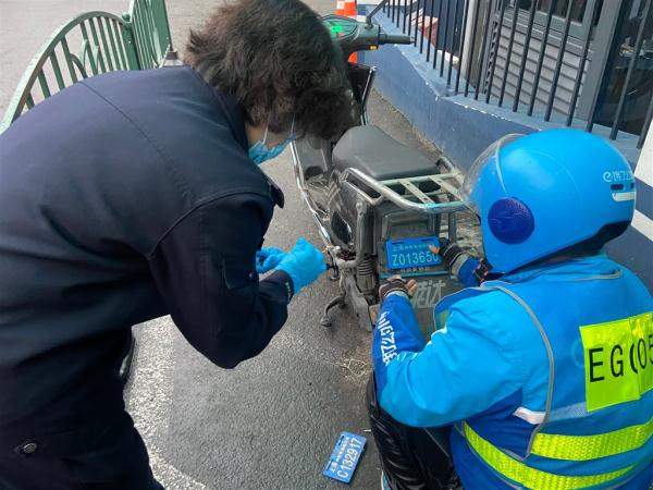 本月24日起,上海快递外卖电动自行车未悬挂专用号牌最高可罚200元