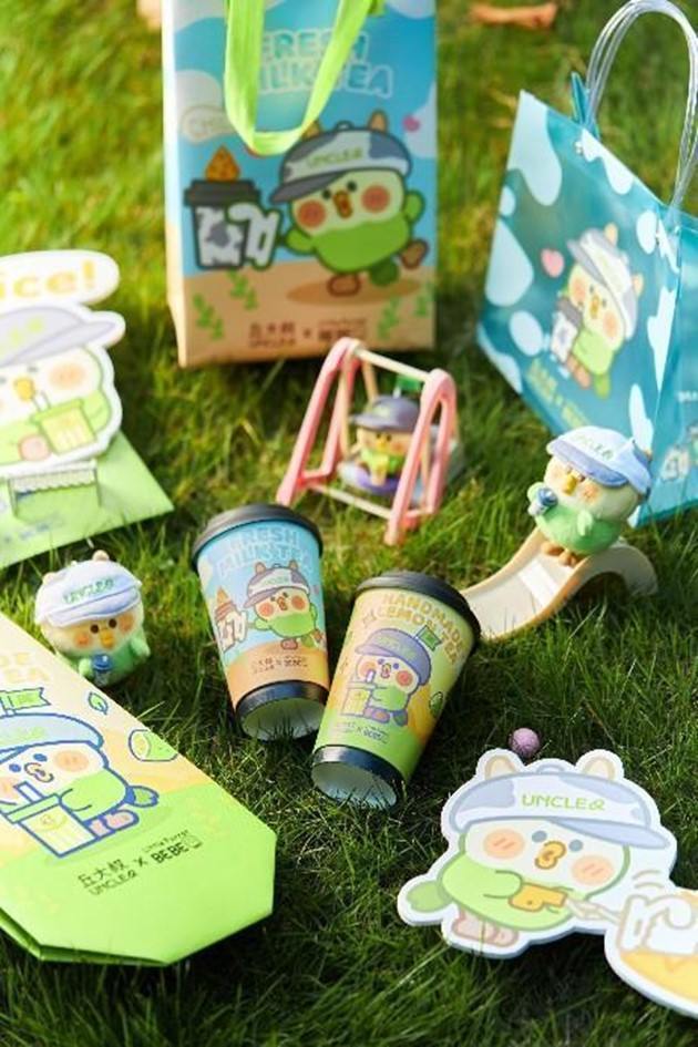 丘大叔梦幻联动小鹦鹉BEBE，差异化破圈，再现联名玩法新突破