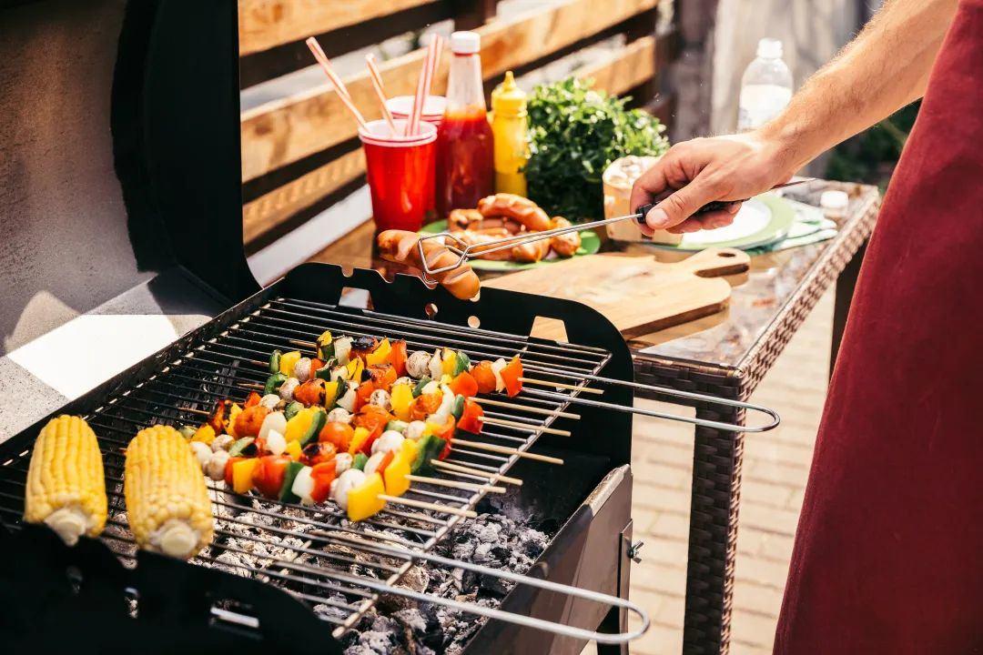 皮蛋、方便面、血皮菜...这波食材，被烧烤摊卖爆了！