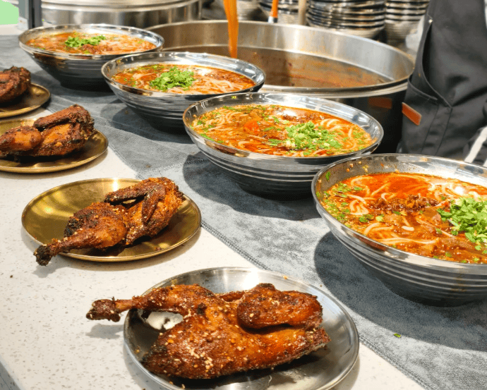 人均15元，一碗米线半只鸡，“生烫牛肉米线”后又一顶流？