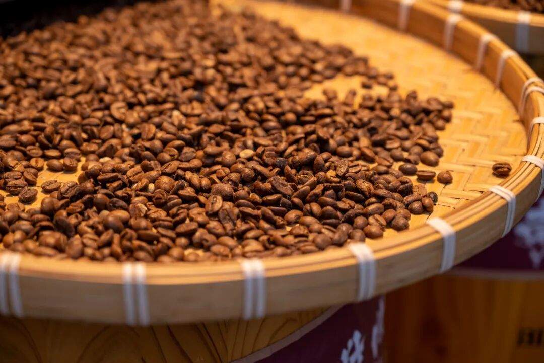 钱大妈赴港IPO；卫龙前CEO入职大窑汽水