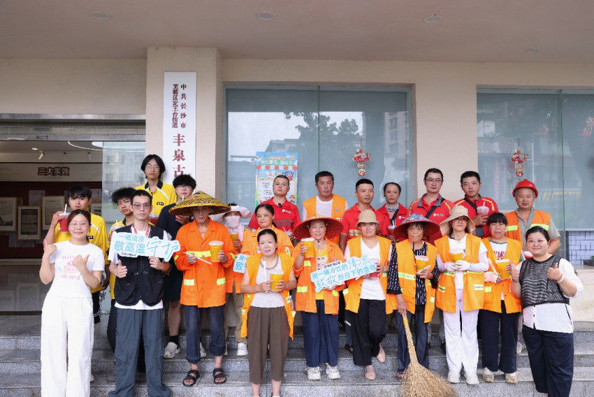 夏送清凉冬送暖！书亦烧仙草连续6年为城市守护者撑起“关爱伞”