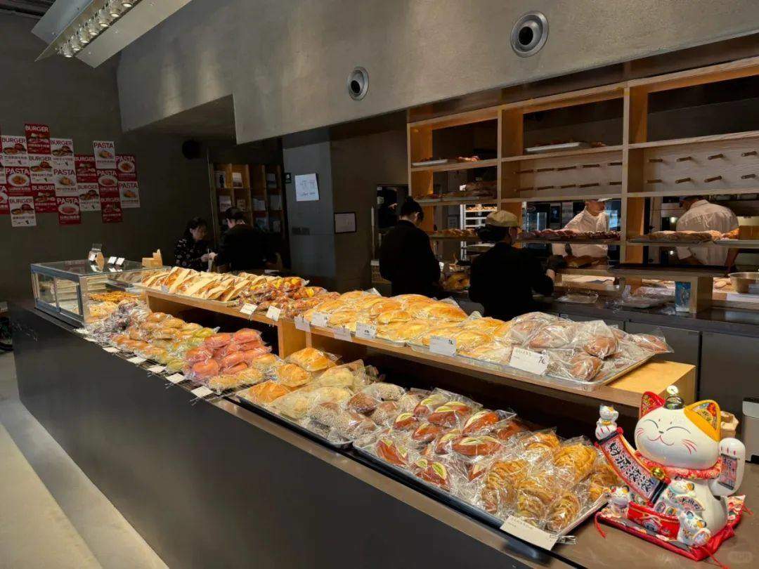 上海网红面包店深夜大量丢弃面包，价格还不便宜！市监局突击检查，网友吵翻了