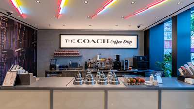 全国首家蔻驰咖啡馆「the COACH Coffee Shop」亮相上海，一杯咖啡最低20元！