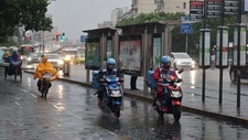 疫情下的上海餐飲業： 堂食“停擺” ，騎手零點冒雨送單