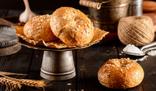 消费者在面包店买到“明天”的面包；近八成美国受访者认为吃快餐奢侈