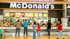 麦当劳(MCD.US)计划裁员和重组，以加速餐厅扩张