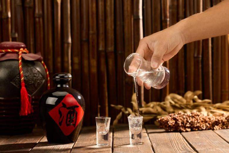白酒巨头，也要下场开餐饮店了