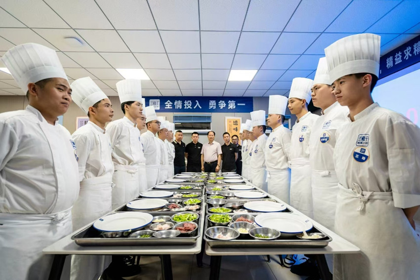 兰湘子荣耀加冕“天下湘菜回娘家”湘菜出湘杰出品牌奖，引领湘菜品质新飞跃