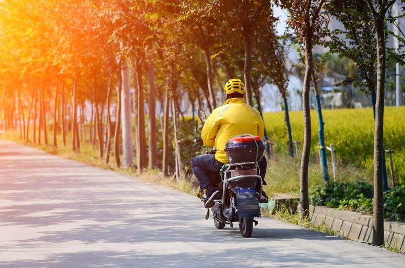 高铁上点外卖，外卖小哥到底是怎么追上高铁的？