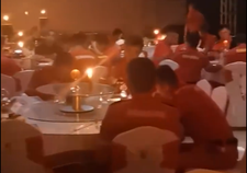 暖心！涿州一饭馆借烛光为200名救援人员提供饭菜