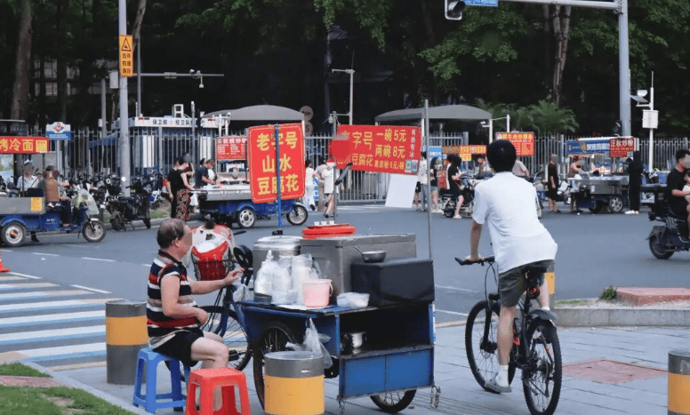 被地摊截流生意，一批餐饮店开始“摆摊自救”！