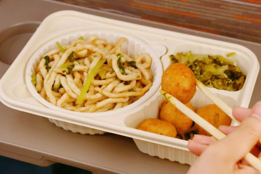 现炒热餐、小火锅、定制餐……高铁餐饮花样越来越多了